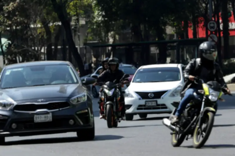 CDMX sanciona a motociclistas y acompañantes por no usar casco correctamente