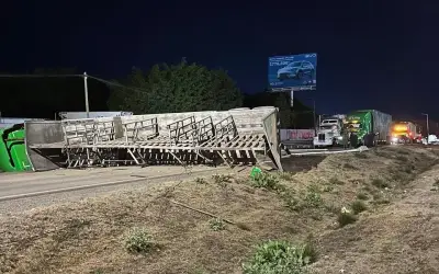 Accidente de tráiler colapsa Carretera a Nogales en Jalisco; conductor con lesiones leves