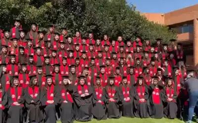 Accidente en la Ibero: Gradas se Desploman en Foto de Graduación, 3 Alumnos en Observación