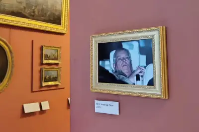 Activistas colocan foto del ex príncipe Andrés en el Louvre tras su arresto