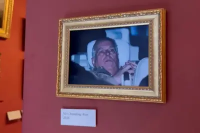 Activistas despliegan pancarta en el Louvre por caso de Andrew detenido en México