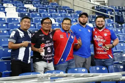 Aficionados de Rayados y Xelajú llenan de color las tribunas del Estadio Monterrey
