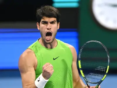 Alcaraz mantiene invicto 2026 y avanza a cuartos en Doha tras remontar a Royer