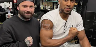 Anthony Joshua tatúa en su piel el luto por amigos fallecidos en Nigeria