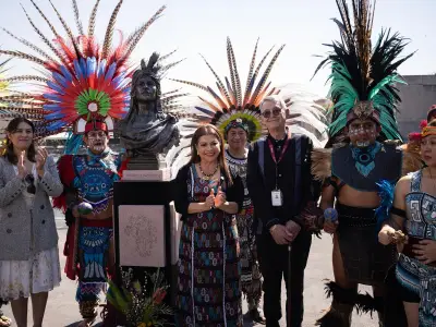 Busto de Cuauhtémoc es develado en el Centro Histórico de la CDMX