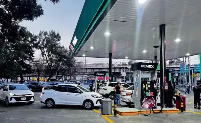 Capitalinos ignoran recomendación ambiental y cargan gasolina en horario crítico