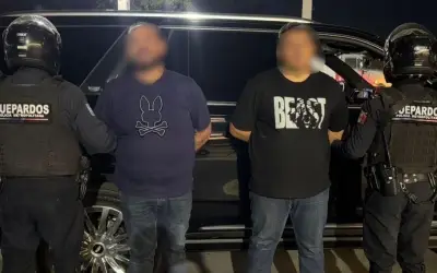 Capturan a dos hombres en Tlaquepaque con arma y licencia falsa de la Defensa