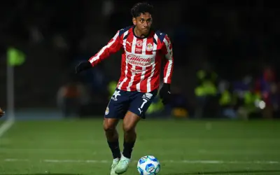 Chivas sufre baja clave: Luis Romo se pierde el Clásico Nacional por desgarro muscular