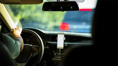 Chofer de Uber graba a pasajera que amenaza con denunciarlo falsamente por acoso