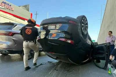 Choque múltiple y volcadura en carretera deja dos lesionados graves