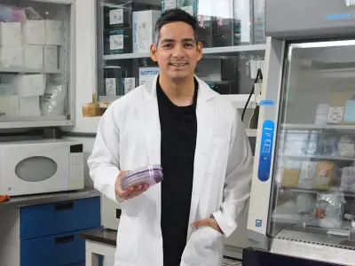 Científico del Cibnor estudia bacterias benéficas para reducir agroquímicos en cultivos