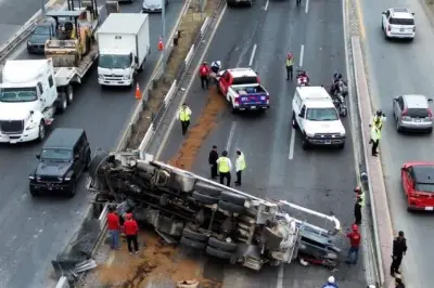 Colapso vial por volcadura de tráiler paraliza la carretera México-Nuevo Laredo por 4 horas