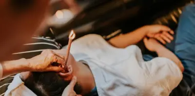 Conoterapia: Peligros y falsedades del 'efecto chimenea' para limpiar oídos