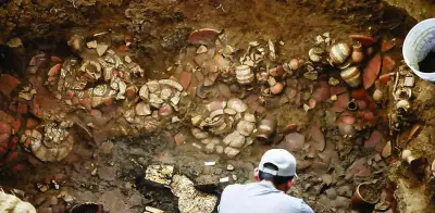 Descubren tumba milenaria con tesoros de oro en Panamá durante excavaciones arqueológicas