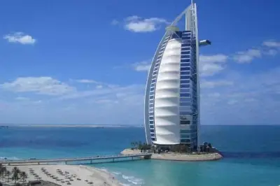 Dron Interceptado Provoca Incendio en el Emblemático Hotel Burj Al Arab de Dubái