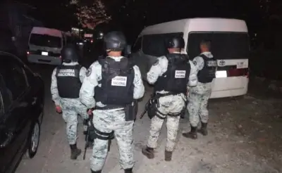 Ejército asegura bodega en Chiapas con más de 50 vehículos y arsenal vinculado al crimen organizado