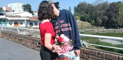 El Amor Juvenil en la Era Digital: Cómo Bad Bunny Transforma las Declaraciones Románticas