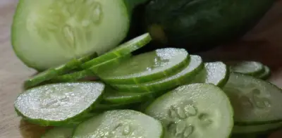 El mito del pepino: por qué frotar sus extremos no elimina el amargor