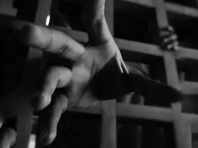 El verdugo desiste: la agonía del prisionero roto en el sótano militar