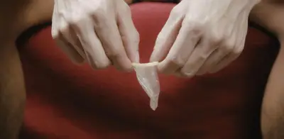 Errores comunes al usar condón que comprometen su protección y eficacia