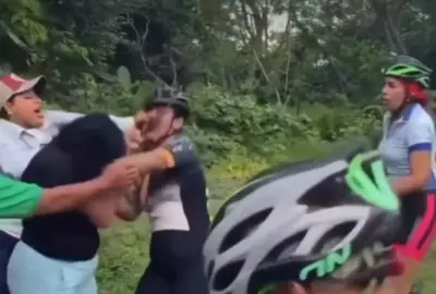 Esposa enfrenta a amante de su marido en pelea callejera que se viraliza en redes sociales