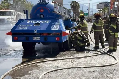 Evacúan a 90 personas por peligrosa fuga de gas en pipa en zona residencial