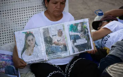 Familiares encadenados exigen liberación de presos políticos en Venezuela tras promesas incumplidas