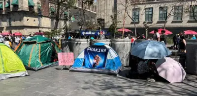 Fans de Shakira acampan en el Zócalo desde la madrugada para concierto gratuito