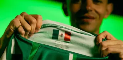 Fidalgo enciende debate con playera del Betis con bandera mexicana por Día de Muertos