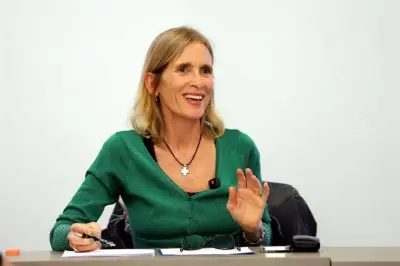 Filosofía Cínica: Enseñanzas Antiguas Revaloradas en la Educación Contemporánea