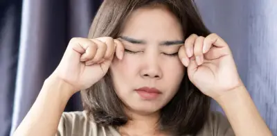 Frotarse los ojos: Un hábito peligroso que puede dañar tu córnea y causar queratocono