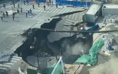 Gigantesco socavón se abre en Shanghái durante obras de ampliación del metro