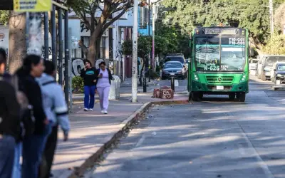 Guadalajara: Usuarios esperan hasta una hora en paradas de camión y pagan más por taxi