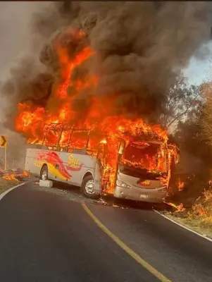 Jalisco en llamas: Narcobloqueos y quema de vehículos tras operativo federal en Tapalpa