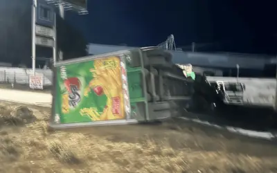 Liberan carretera a Nogales tras casi tres horas por volcadura de tráiler en Jalisco