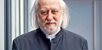 László Krasznahorkai, Nobel 2025, critica el poder y defiende el arte en Barcelona