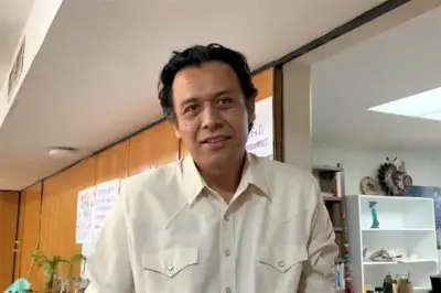 Marx Arriaga cumple cuatro días en oficina a la espera de notificación oficial