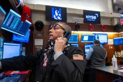 Mercados de Estados Unidos cierran con pérdidas moderadas tras jornada volátil