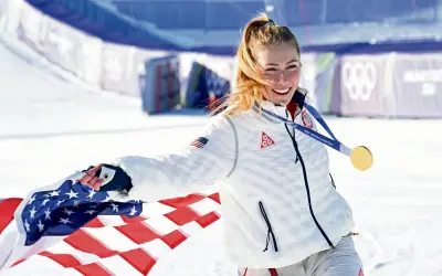 Mikaela Shiffrin Conquista Oro Olímpico en Eslalon y Reafirma su Leyenda en los Dolomitas