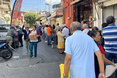 Morenista cierra calle en Guerrero para repartir despensas, generando polémica
