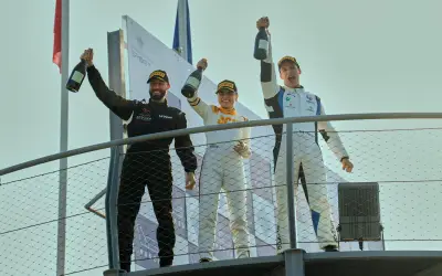 Netflix estrena hoy 'Motorvalley' y 'Ahí estoy yo': Serie y película imperdibles