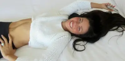 Nicola Peltz revela su rutina fitness a los 30: constancia, hot yoga y fuerza