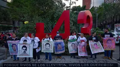 Padres de los 43 de Ayotzinapa lideran marcha en CDMX este 26 de febrero