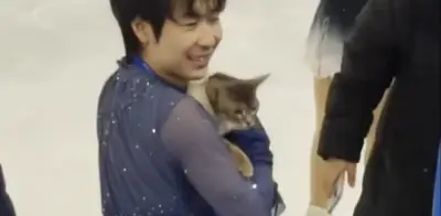 Patinador chino usa 'terapia felina' para calmar nervios en Olímpicos de Invierno Milán-Cortina