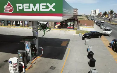 Pemex asegura suministro de combustible tras bloqueos por captura de 'El Mencho'