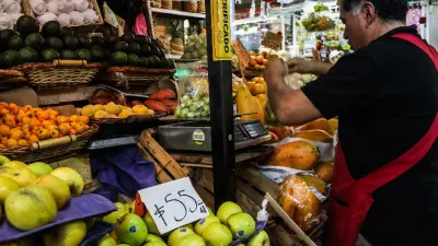 Pobreza laboral afecta al 32.3% de mexicanos, sin ingresos para canasta alimentaria