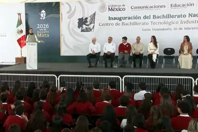 Sheinbaum Solicita Revisión Urgente de Retrasos en Entrega de Becas Estudiantiles