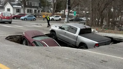 Socavón se traga dos autos en Nebraska: conductores se salvan milagrosamente