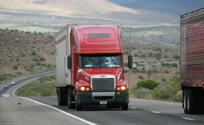 Teoloyucán prohíbe circulación de carga pesada en horario diurno para proteger infraestructura