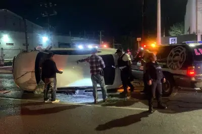 Tres personas resultan lesionadas tras volcadura de vehículo en accidente vial